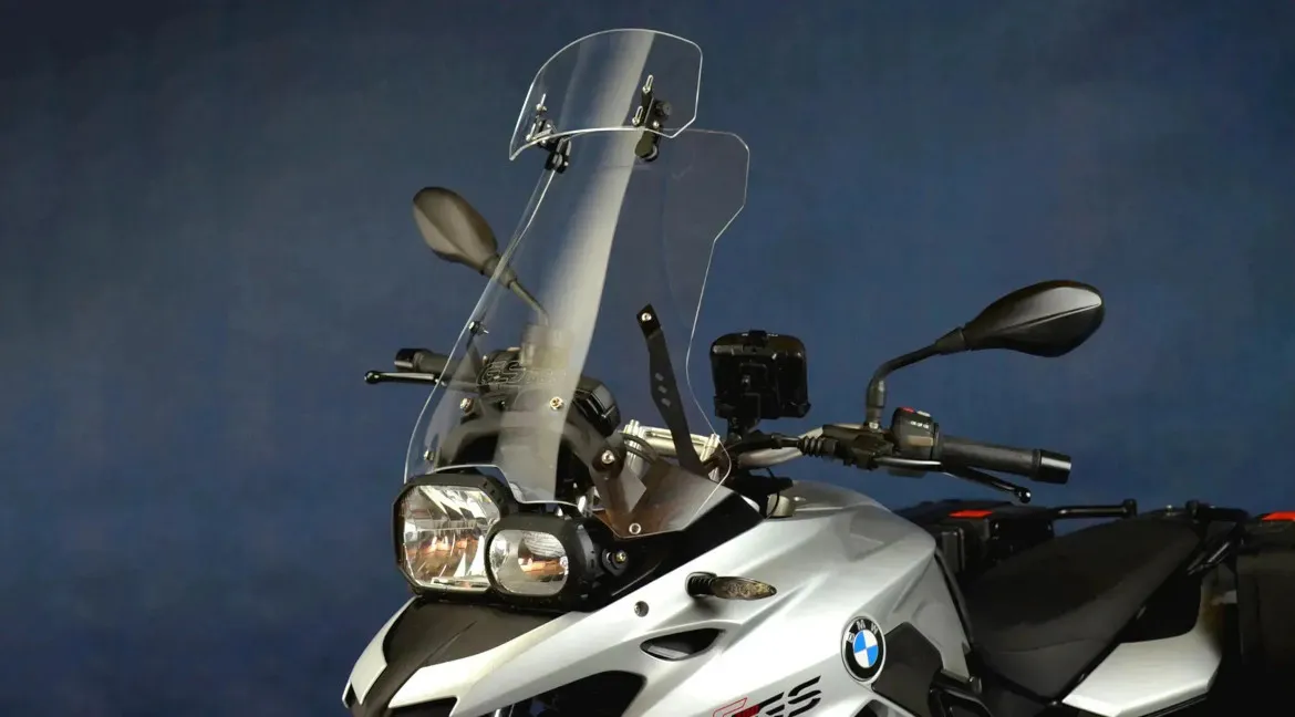 Cos'è un deflettore del vento o spoiler per moto?